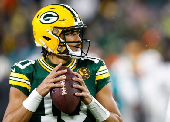 Love, Reed e Jacobs brilham, e Packers vencem Dolphins no Thanksgiving