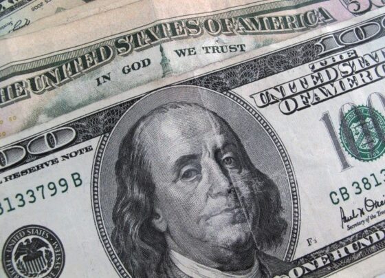Dólar tem queda em início de semana com inflação do Brasil e dos EUA