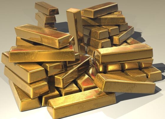 Ouro fecha em queda pressionado por força dos juros nos EUA incerteza com Fed