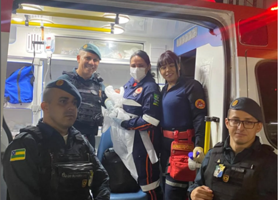 Policiais militares prestam atendimentos iniciais em parto de emergência durante evento de Natal em Aracaju