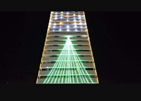 Edifício Maria Feliciana recebe iluminação natalina