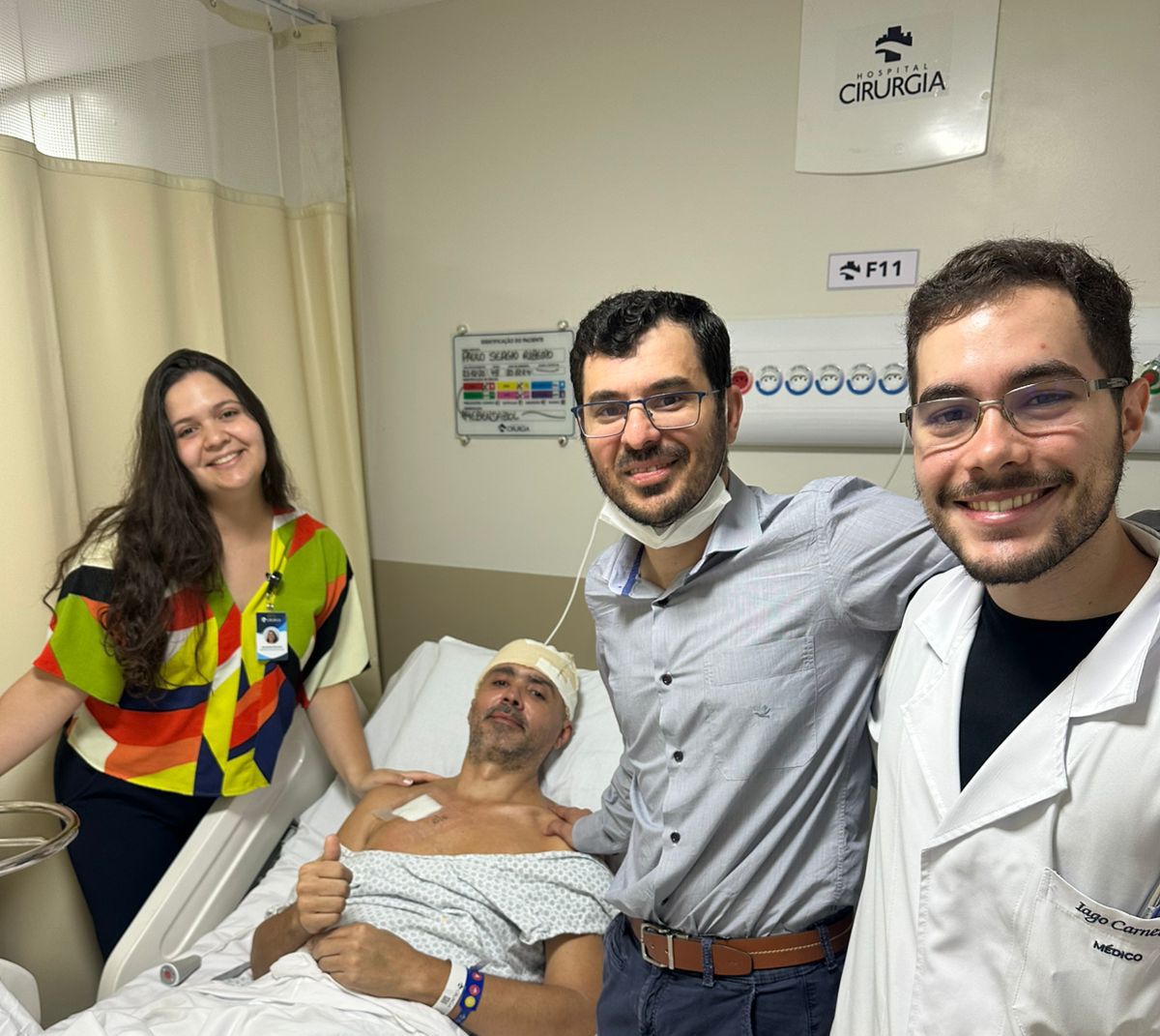 Equipe médica com o paciente 