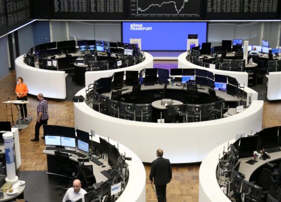 Bolsas da Europa fecham sem sinal único, com balanços, dados e Trump