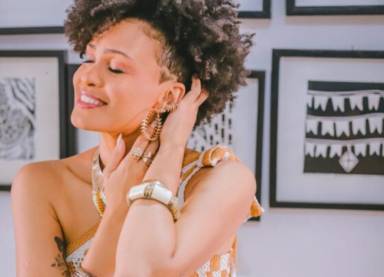 Cantora, compositora Jaque Barroso é destaque em livro nacional sobre artes e culturas – FaxAju
