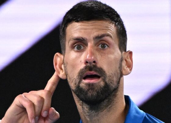 Djokovic provoca, vira sobre Alcaraz e vai à semi do Australian Open
