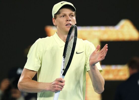 Número 1, Sinner emplaca 19ª vitória seguida e vai à semi do Australian Open