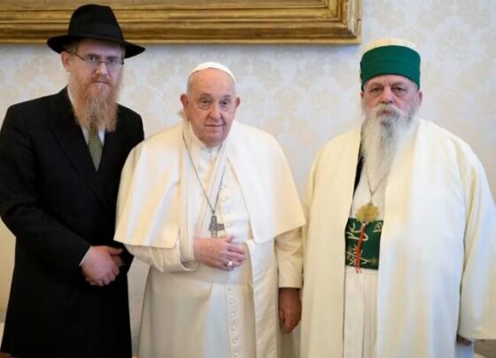 Papa sofre queda no Vaticano e machuca braço direito – AJN1