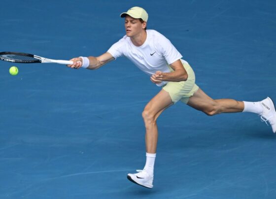 Sinner leva susto, mas derrota Rune em jogo dramático nas oitavas do Australian Open