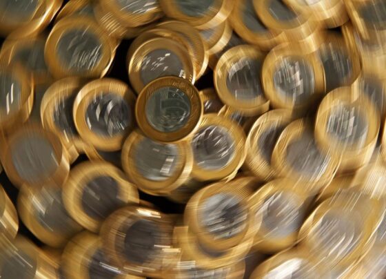 Taxas futuras de juros recuam com Treasuries e queda maior das vendas no varejo