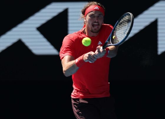 Zverev derrota Tommy Paul, quebra recorde de Becker no Australian Open e aguarda Djokovic x Alcaraz