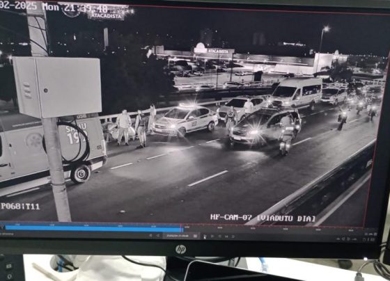 Agentes de trânsito da SMTT resgatam mulher em mureta do Viaduto do D.I.A – FaxAju