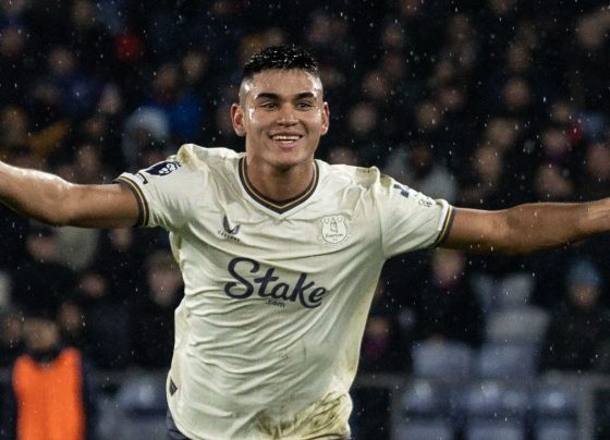 Alcaraz, ex-Flamengo, faz gol, dá assistência e chama atenção na Premier League