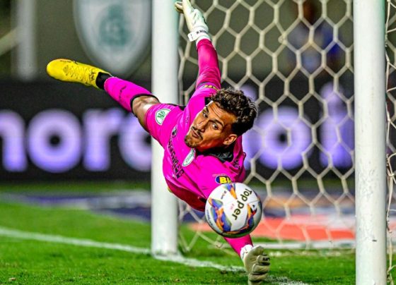 América-MG se manifesta após goleiro ‘carrasco’ do Cruzeiro ser alvo de ofensas nas redes