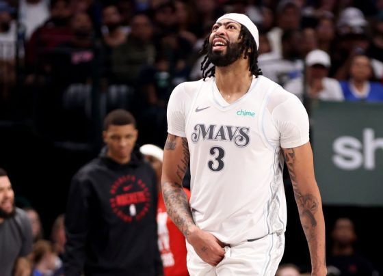 Anthony Davis dá show na estreia pelos Mavs, mas sai lesionado