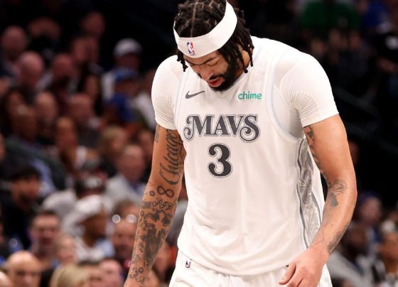 Anthony Davis sofre lesão em estreia e pode desfalcar os Mavs por um mês