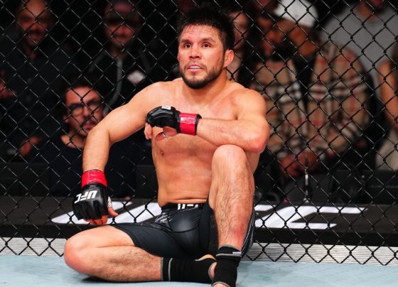 Cejudo toma dedada no olho e perde em decisão técnica bizarra e raríssima no UFC