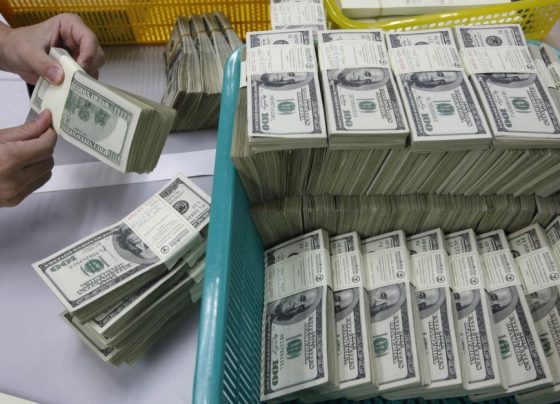 Dólar volta ao preço anterior à fala de Haddad na TV sobre IR