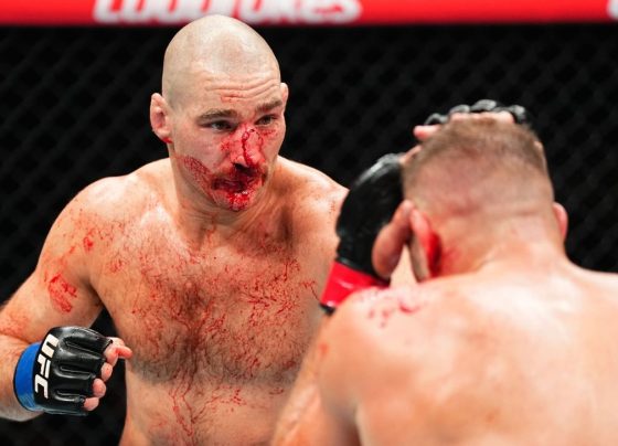 Du Plessis quebra nariz de Strickland e mantém cinturão do UFC