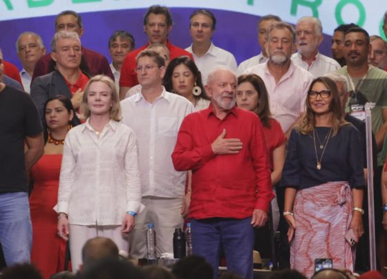 Lula defende primeira-dama de ataques: “Janja é a bola da vez“