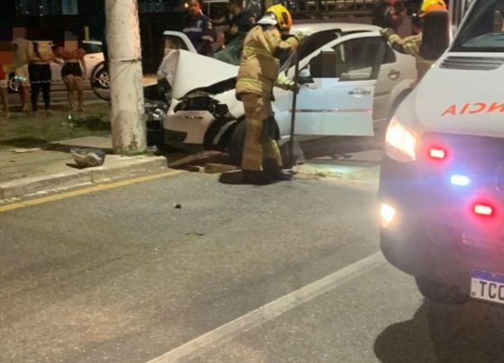 MOTORISTA MORRE E DUAS PESSOAS FICAM FERIDAS APÓS COLISÃO COM POSTE NO AUGUSTO FRANCO, EM ARACAJU – FaxAju