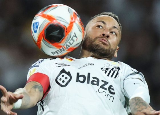 Neymar corneta bola do Paulistão após mais um jogo sem vitória no Santos