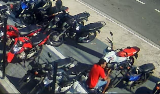 PC divulga imagens do suspeito de furtar motoneta em estacionamento de empresa no Distrito Industrial de Nossa Senhora do Socorro