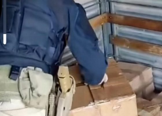 PRF apreende quase 390 kg de maconha dentro de caminhão na BR-101 na Grande Aracaju