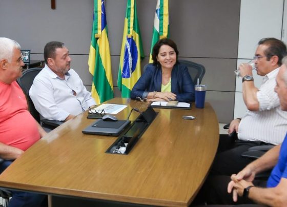 Prefeita Emília recebe organizadores do Bloco Carro Quebrado – FaxAju
