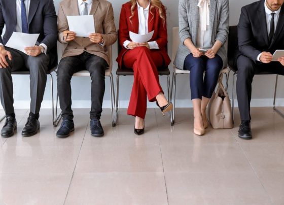 Salário de novas contratações recua 1,3% em janeiro, aponta estudo