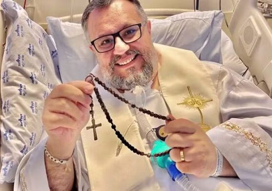 “Tomava 280 comprimidos por dia, agora são 295”, diz padre que descobriu doença ultrarara aos 45 anos – AJN1