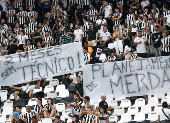 Torcedores do Botafogo protestam contra Textor após 2 meses sem técnico