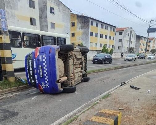 Viatura da PM capota durante atendimento a vítima de violência doméstica em Aracaju