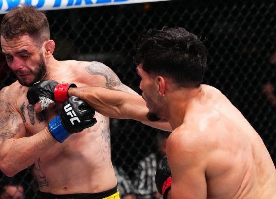 Brasileiro multado pelo UFC por não bater o peso começa 2025 com derrota para americano