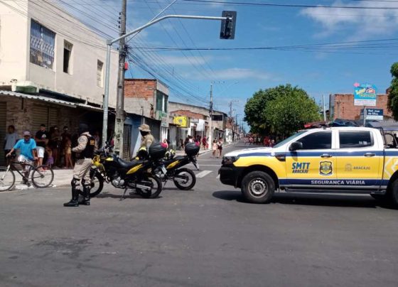 CONFUSÃO EM BLOCO DE RUA DE ARACAJU TERMINA COM VIATURA DA SMTT APEDREJADA; NINGUÉM FOI PRESO – FaxAju