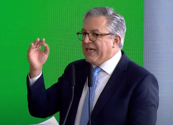 Chego com obsessão de reduzir tempo de espera de atendimento, diz Padilha
