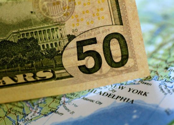 Dólar ronda estabilidade na abertura com tarifas de Trump e dados em foco