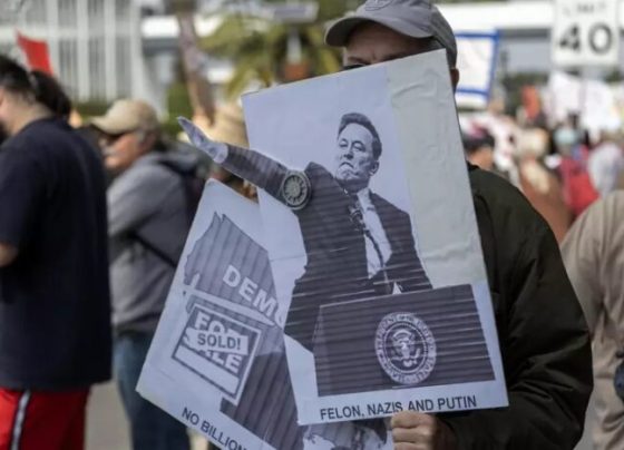 Empresa de Elon Musk enfrenta protestos nos EUA e tem loja incendiada na Europa – AJN1