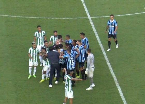 Gol de bicicleta em Grêmio x Juventude gera confusão generalizada