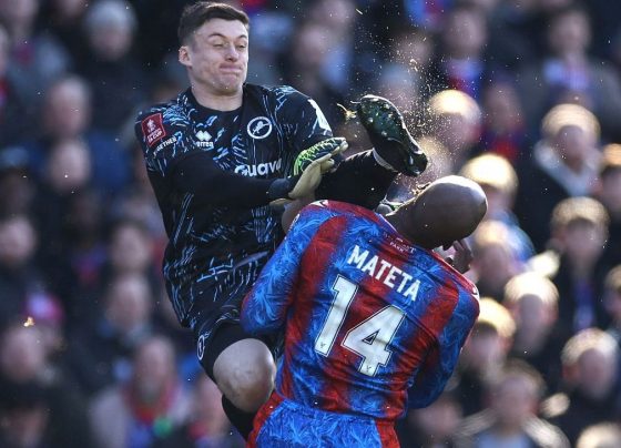 IMAGENS FORTES! Atacante deixa jogo recebendo oxigênio na FA Cup