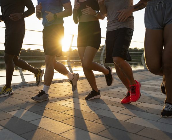prática de corrida nas ruas crédito freepik