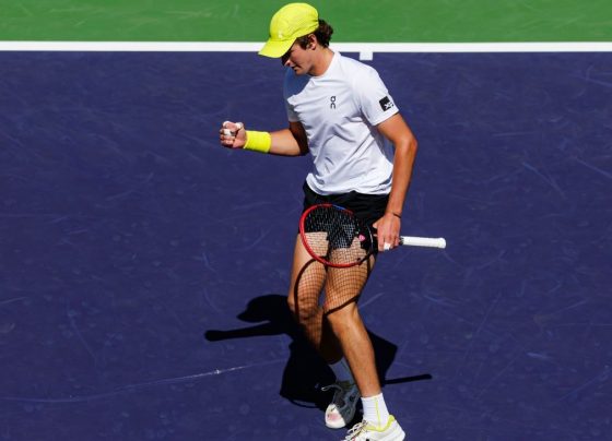 João Fonseca supera vento e oscilações para vencer Fearnley na estreia em Indian Wells