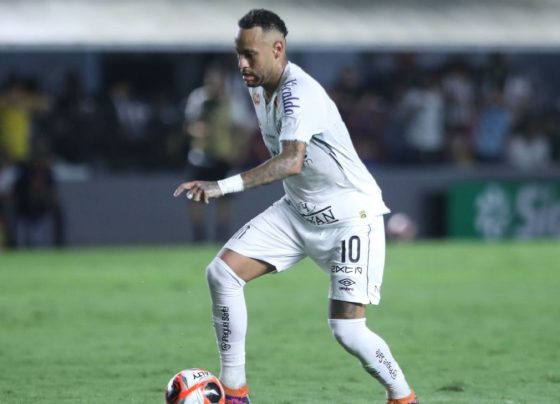 Neymar deixa jogo do Santos mancando e será reavaliado