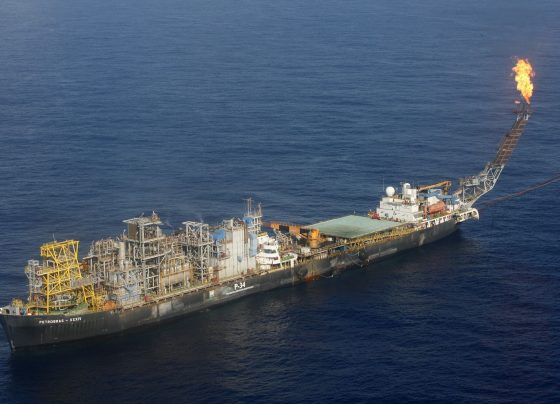 Petróleo fecha em alta com tensões geopolíticas e payroll