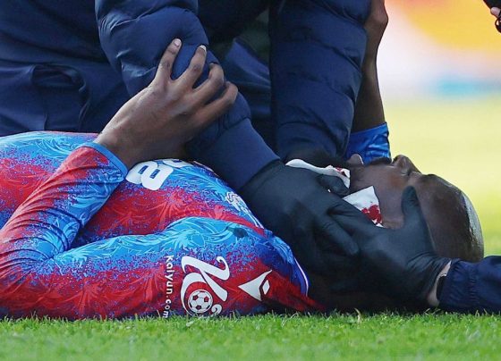 Técnico diz que atacante que deixou jogo com oxigênio teve orelha destruída