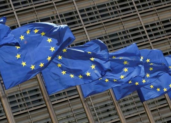 Títulos europeus recuam em meio a tarifas dos EUA e debate sobre gastos
