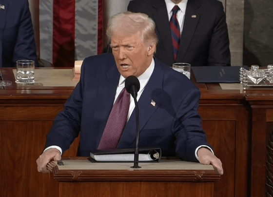 Trump adia tarifas sobre México até 2 de abril e elogia Sheinbaum