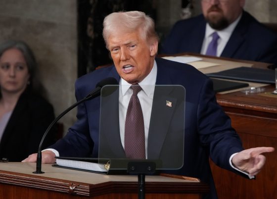 Trump diz que pode anunciar tarifas sobre Canadá para laticínios e madeira