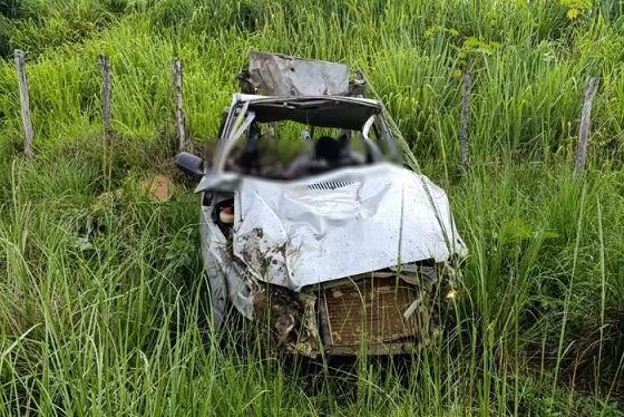 Veículo perde controle, sai da pista e deixa três mortos e um ferido, em Simão Dias