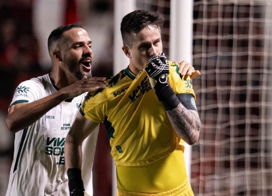 Goiás bate o Atlético-GO em clássico e segue líder da Série B