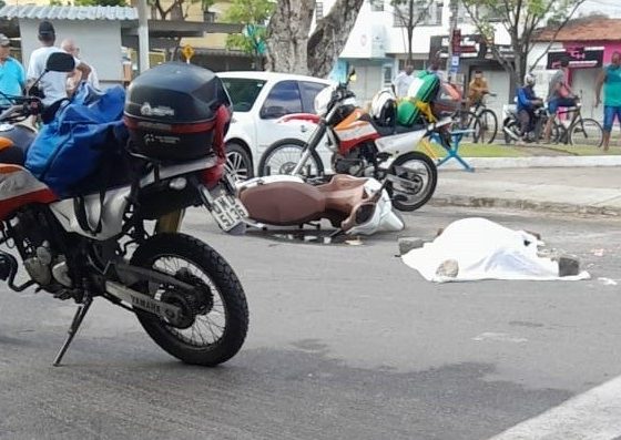 Motociclista sem habilitação morre após colidir em caminhão em Aracaju